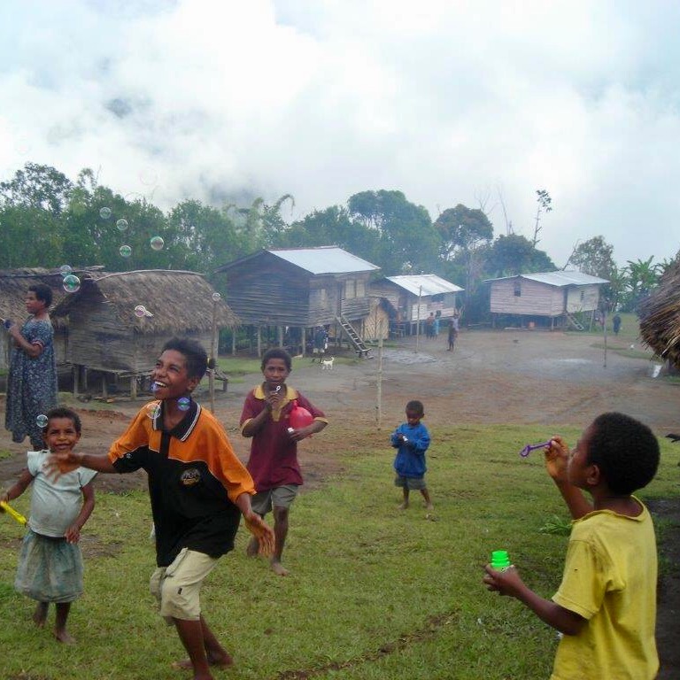 Kids playing with bubbles on Kokoda track