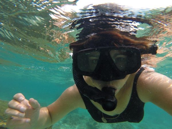 Snorkelling selfie while in Fiji for a destination wedding